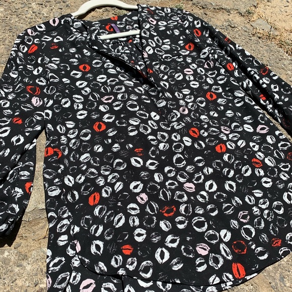 NYDJ lip print button silky long sleeve blouse top - Picture 12 of 13